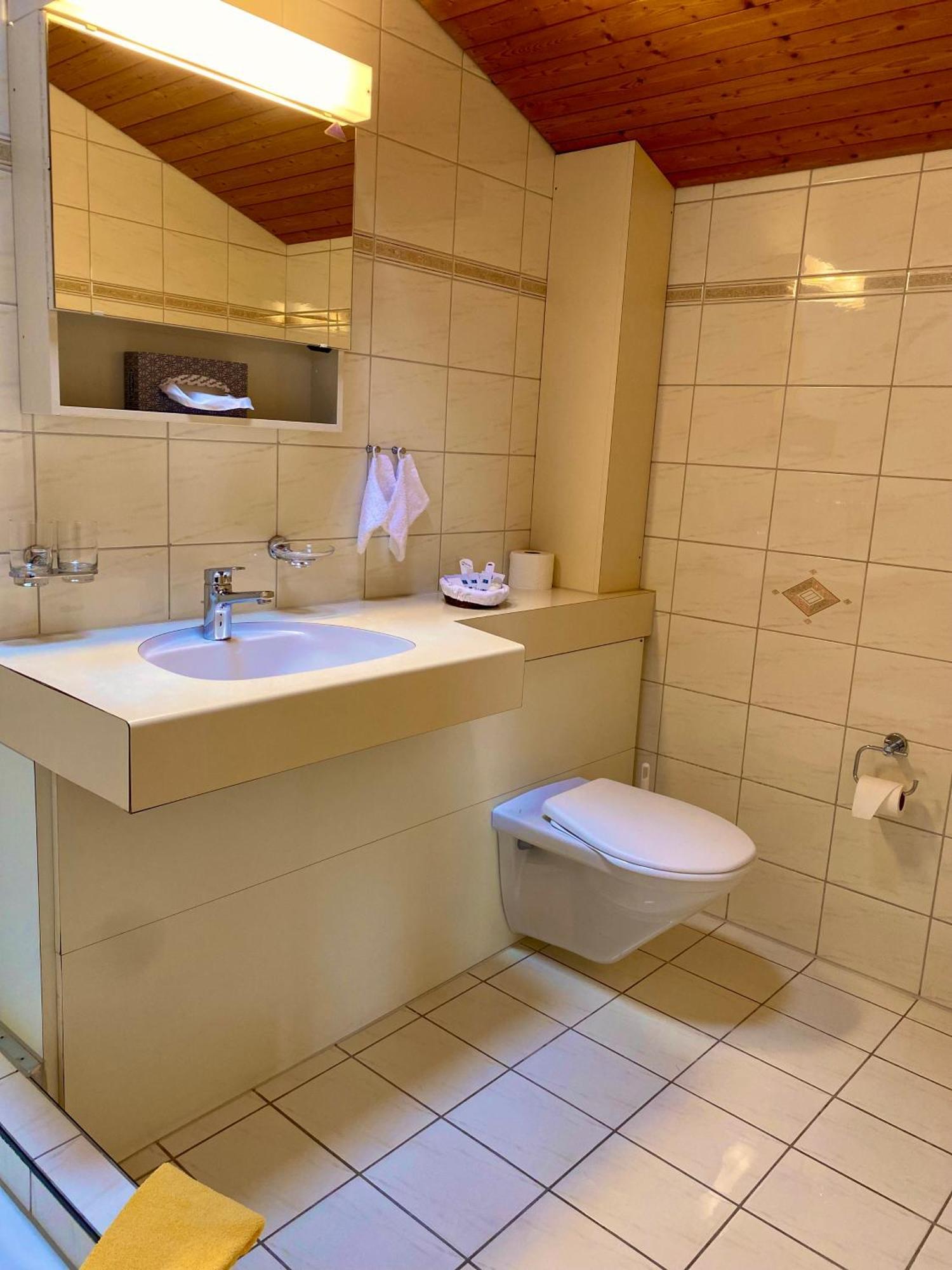 Hotel Zum Roten Loewen Hildisrieden ภายนอก รูปภาพ